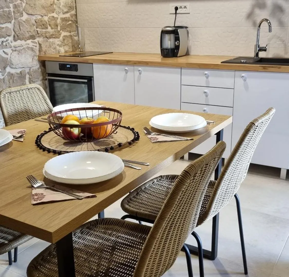 Summer House Zaton 0*, זאטון